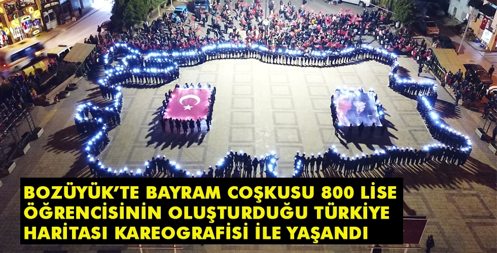 BOZÜYÜK’TE BAYRAM COŞKUSU 800 LİSE ÖĞRENCİSİNİN OLUŞTURDUĞU TÜRKİYE HARİTASI KAREOGRAFİSİ İLE YAŞANDI