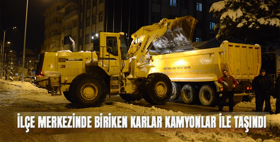 İLÇE MERKEZİNDE BİRİKEN KARLAR KAMYONLAR İLE TAŞINDI