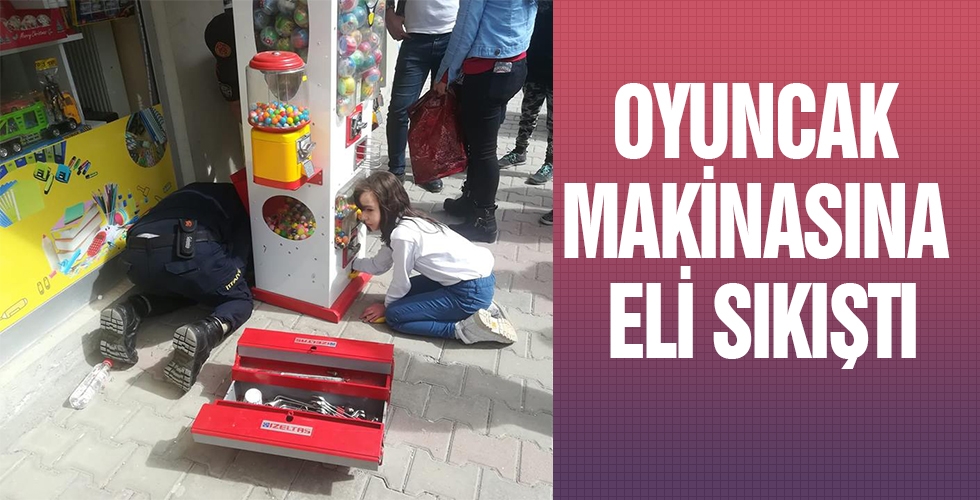 OYUNCAK MAKİNASINA ELİ SIKIŞTI