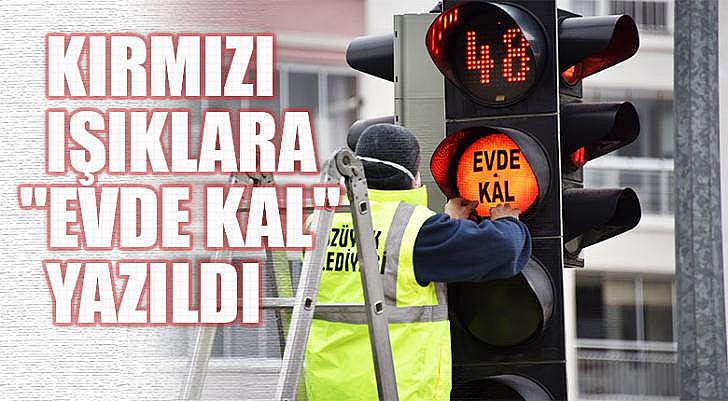 Kırmızı ışıklara Evde kal yazıldı