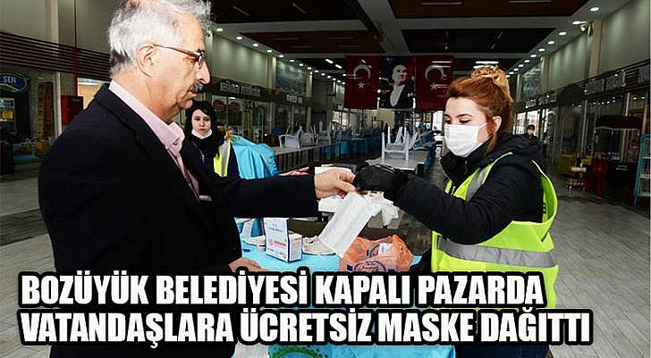 Bozüyük Belediyesi kapalı pazarda vatandaşlara ücretsiz maske dağıttı