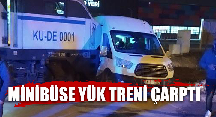 Minibüse yük treni çarptı